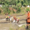 Sejumlah pegiat lingkungan kompak bersih-bersih aliran Sungai Ciliwung Kota Bogor. (Yudha Prananda / Jabar Ekspres)