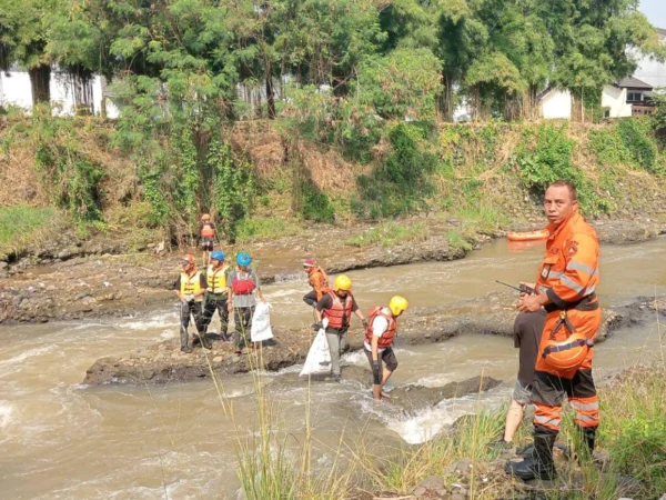 Sejumlah pegiat lingkungan kompak bersih-bersih aliran Sungai Ciliwung Kota Bogor. (Yudha Prananda / Jabar Ekspres)