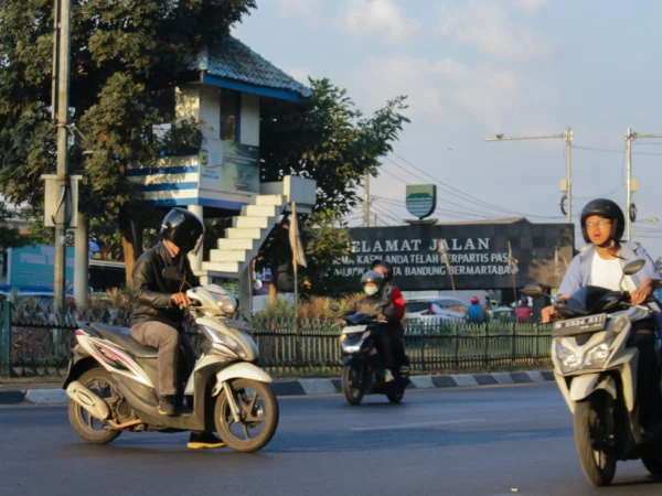 Pengguna motor melintas di kawasan Bundaran Cibiru, Kota Bandung. (Pandu Muslim/Jabar Ekspres)