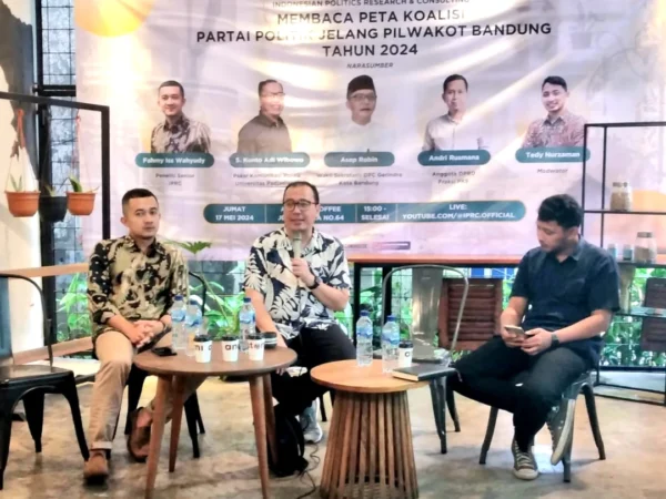 DINAMIS : Peneliti Senior Indonesian Politics Research & Consulting (IPRC) Fahmy Iss Wahyudy (kiri) dan Pakar Komunikasi Politik Universitas Padjadjaran S.Kunto Adi Wibowo (tengah) berdialog terkait peta koalisi jelang Pilkada Bandung, Jumat (17/5)