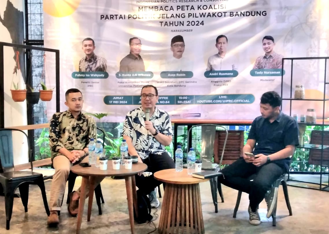 DINAMIS : Peneliti Senior Indonesian Politics Research & Consulting (IPRC) Fahmy Iss Wahyudy (kiri) dan Pakar Komunikasi Politik Universitas Padjadjaran S.Kunto Adi Wibowo (tengah) berdialog terkait peta koalisi jelang Pilkada Bandung, Jumat (17/5)