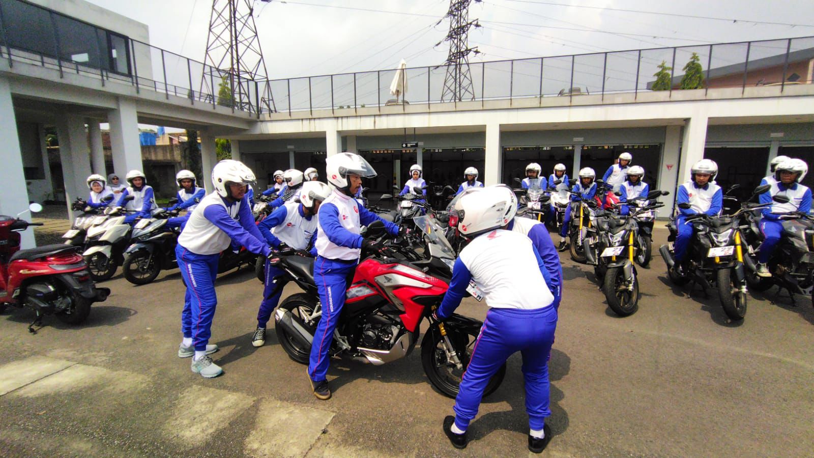 Jalannya pelatihan Safety Riding yang diselenggarakan PT DAM.