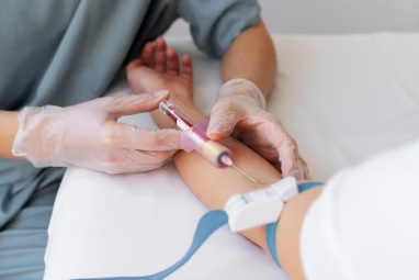 ILUSTRASI tes darah untuk membeakan penyakit Tipes atau Demam berdarah.