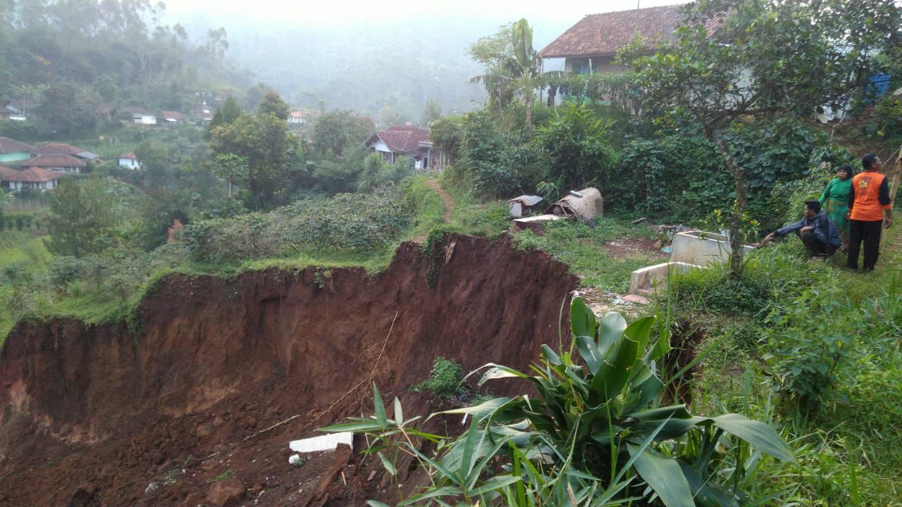 4 rumah di Desa Cisuren, Ciwidey, Kabupaten Bandung terdampak longsor akibat adanya pergeseran tanah. Foto Istimewa