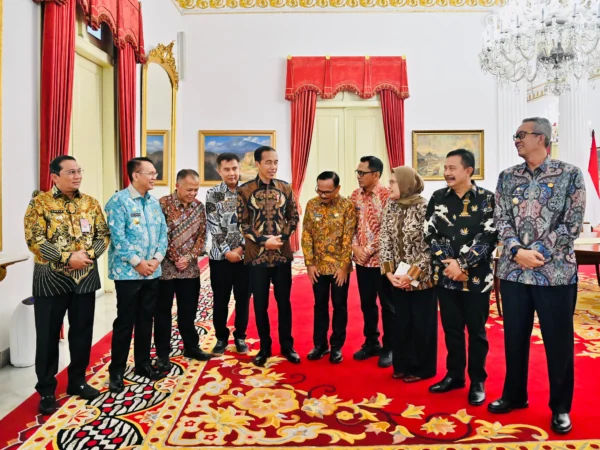 Pj Bupati Sumedang bersama Presiden Jokowi, Pj GUbernur Jabar dan pejabat lain seusai menerima penghargaan. (dok.humas pemkab Sumedang)