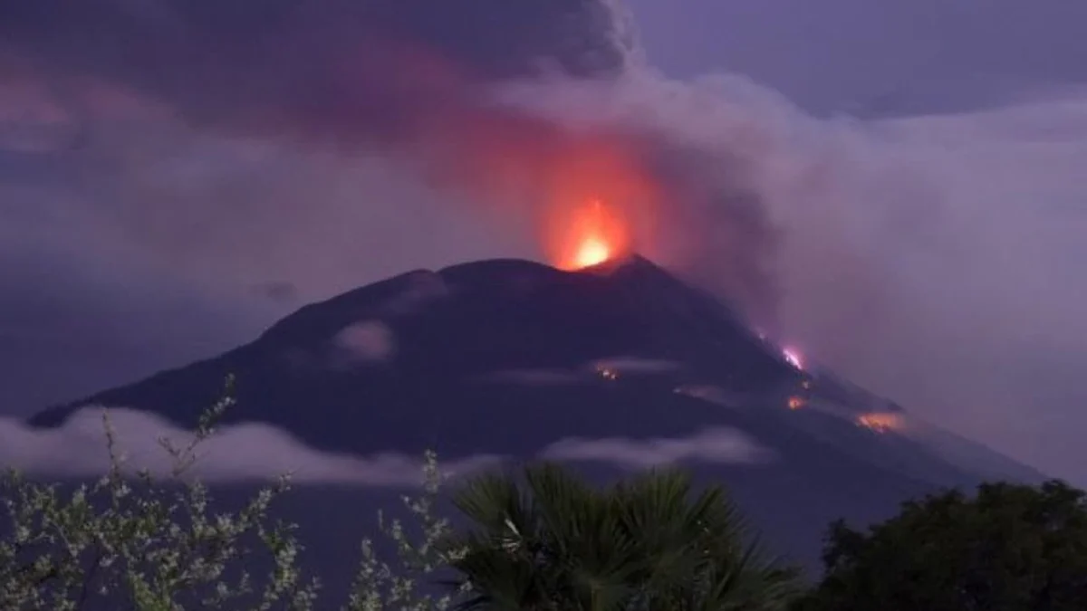 Gunung Api Ile Lewotolok Kembali Erupsi, Muntahkan Abu Vulkanik Setinggi 800 Meter