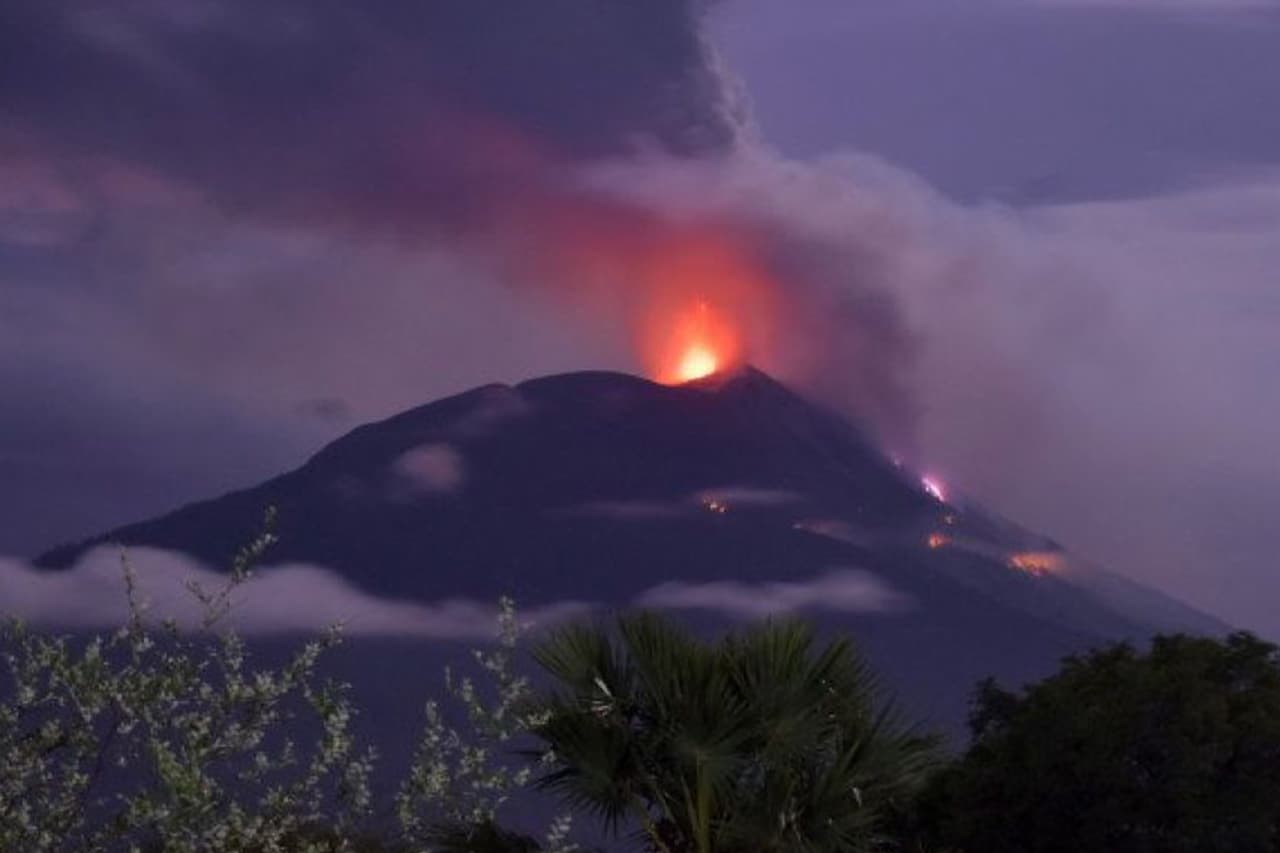 Gunung Api Ile Lewotolok Kembali Erupsi, Muntahkan Abu Vulkanik Setinggi 800 Meter