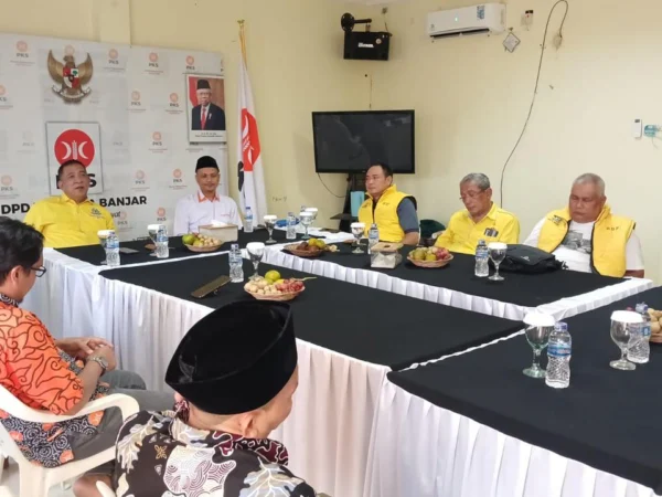 Pengurus DPD Golkar Kota Banjar saat bersilatuhrami ke DPD PKS Kota Banjar belum lama ini. (isitimewa)