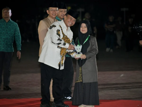 Sekretaris Daerah Provinsi Jawa Barat Herman Suryatman secara resmi menutup ajang Musabaqah Tilawatil Quran (MTQ) Ke- 38 Tingkat Provinsi Jawa Barat Tahun 2024 di Kabupaten Bekasi, Sabtu (4/5/2024).(Biro Adpim Jabar)