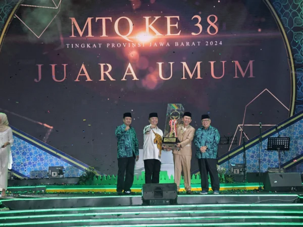 Sekretaris Daerah Provinsi Jawa Barat Herman Suryatman secara resmi menutup ajang Musabaqah Tilawatil Quran (MTQ) Ke- 38 Tingkat Provinsi Jawa Barat Tahun 2024 di Kabupaten Bekasi, Sabtu (4/5/2024).(Biro Adpim Jabar)