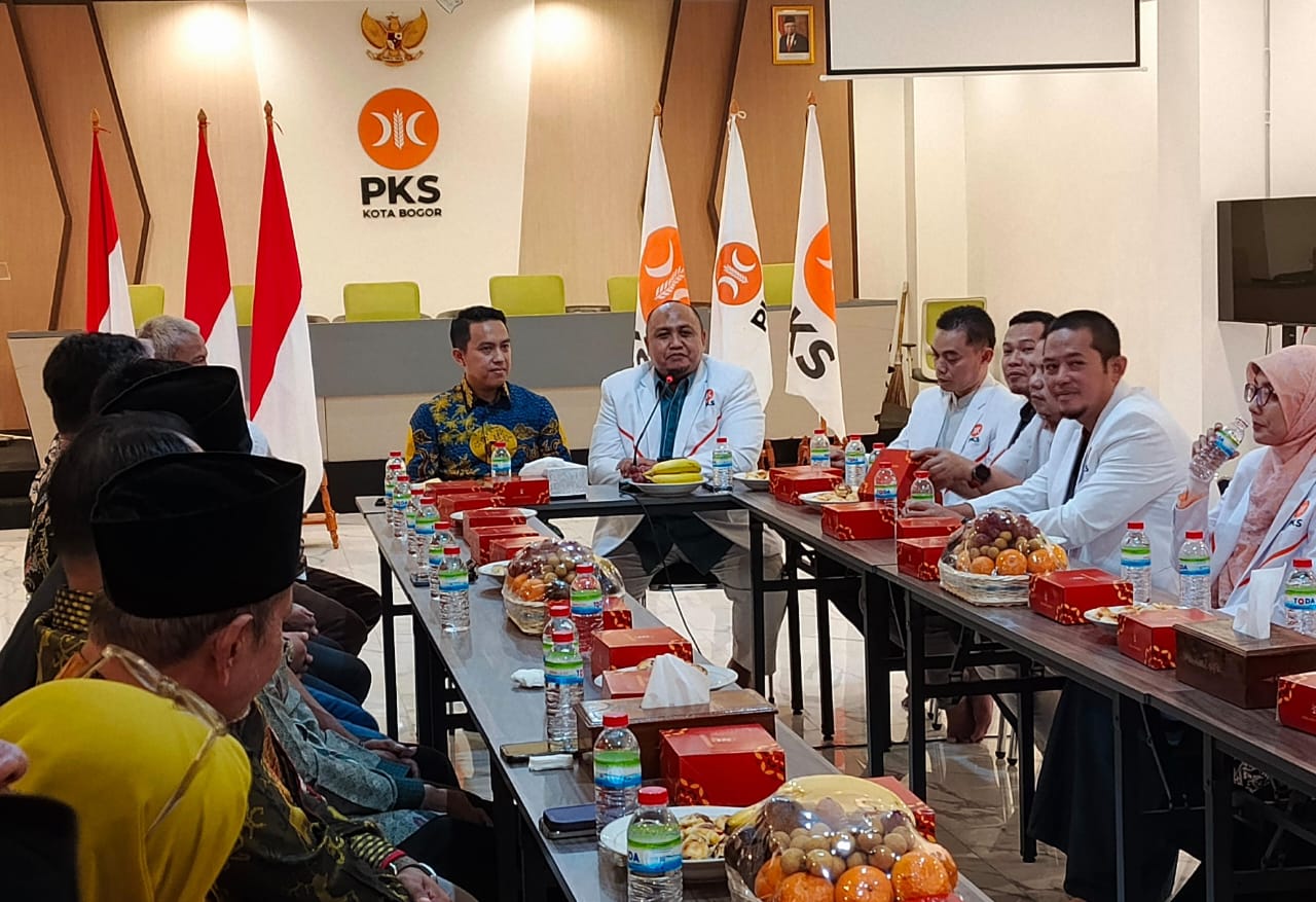 Bacawalkot Bogor, Sendi Fardiansyah bersama tim saat menyambangi kantor DPD PKS Kota Bogor, Sabtu (26/5) petang. (Yudha Prananda / Jabar Ekspres)