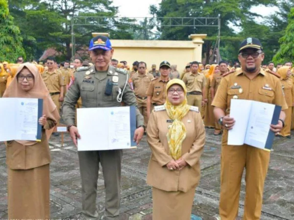 Pj Wali Kota Banjar Hj Ida Wahida Hidayati (dua kanan),menyerahkan SK kenaikan pangkat kepada kepada ASN Kota Banjar saat apel gabungan bulan April 2024, di halaman Kantor Wali Kota Banjar. (Istimewa)