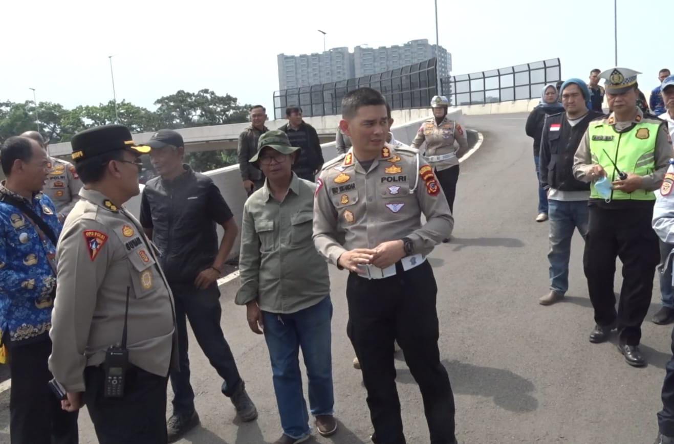 Dok. Kasatlantas Polrestabes Bandung, AKBP Eko Iskandar (tengah) saat melakukan pengecekan kondisi Flyover Ciroyom. Senin (20/5).