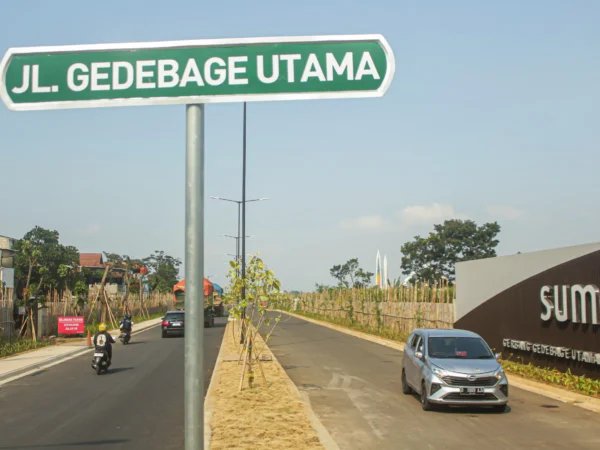Pengguna kendaraan melewati Jalan Gedebage Utama yang telah diresmikan oleh Pj Gubernur Jawa Barat, Kamis (16/5). Jalan merupakan akses alternatif menuju kawasan Masjid Al-Jabbar. (Pandu Muslim/Jabar Ekspres)