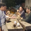 Dani Danial Muhklis (kanan) saat bertemu Ketua Desk Pilkada DPC PPP Kota Banjar Aan Setiana (kiri) di salah satu cafe di Kota Banjar, Rabu 8 Mei 2024 malam. (Istimewa)