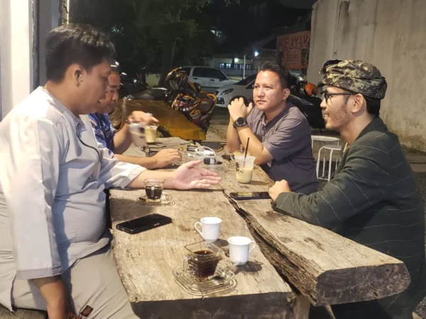 Dani Danial Muhklis (kanan) saat bertemu Ketua Desk Pilkada DPC PPP Kota Banjar Aan Setiana (kiri) di salah satu cafe di Kota Banjar, Rabu 8 Mei 2024 malam. (Istimewa)
