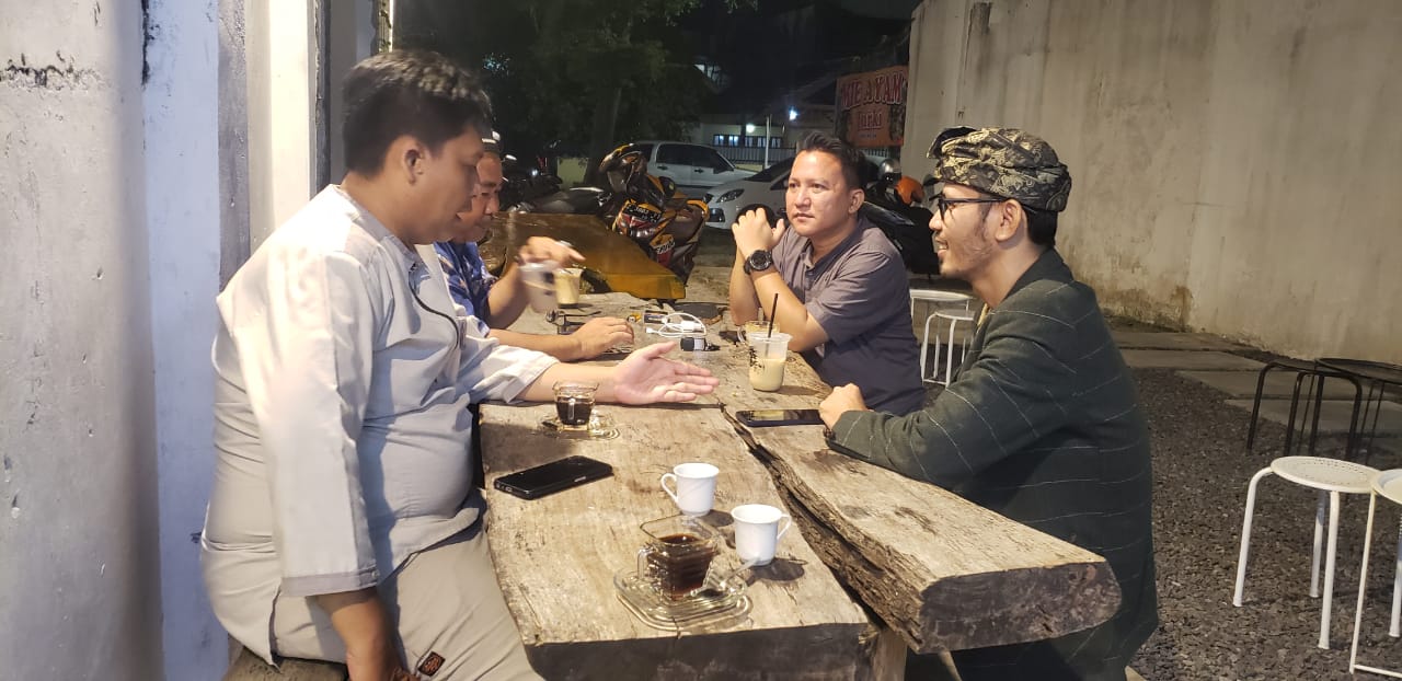 Dani Danial Muhklis (kanan) saat bertemu Ketua Desk Pilkada DPC PPP Kota Banjar Aan Setiana (kiri) di salah satu cafe di Kota Banjar, Rabu 8 Mei 2024 malam. (Istimewa)