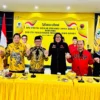 Jajaran pengurus DPD PDI Perjuangan Jabar saat bersilaturahmi ke DPD Partai Golkar Jabar di Jalan Maskumambang, Kota Bandung, Minggu 5 Mei 2024.
