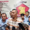 Jenal Mutaqin usai menyerahkan berkas pendaftaran penjaringan Bacawalkot Bogor di DPC Partai Gerindra Kota Bogor, Rabu (8/5). (Yudha Prananda / Jabar Ekspres)