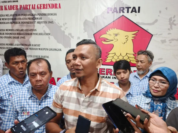 Jenal Mutaqin usai menyerahkan berkas pendaftaran penjaringan Bacawalkot Bogor di DPC Partai Gerindra Kota Bogor, Rabu (8/5). (Yudha Prananda / Jabar Ekspres)