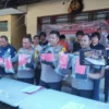 Kapolresta Denpasar Kombes Pol Wisnu Prabowo menunjukkan sejumlah barang bukti yang digunakan AJ pria asal Kota Banjar untuk membunuh seorang PSK di Bali. (istimewa)