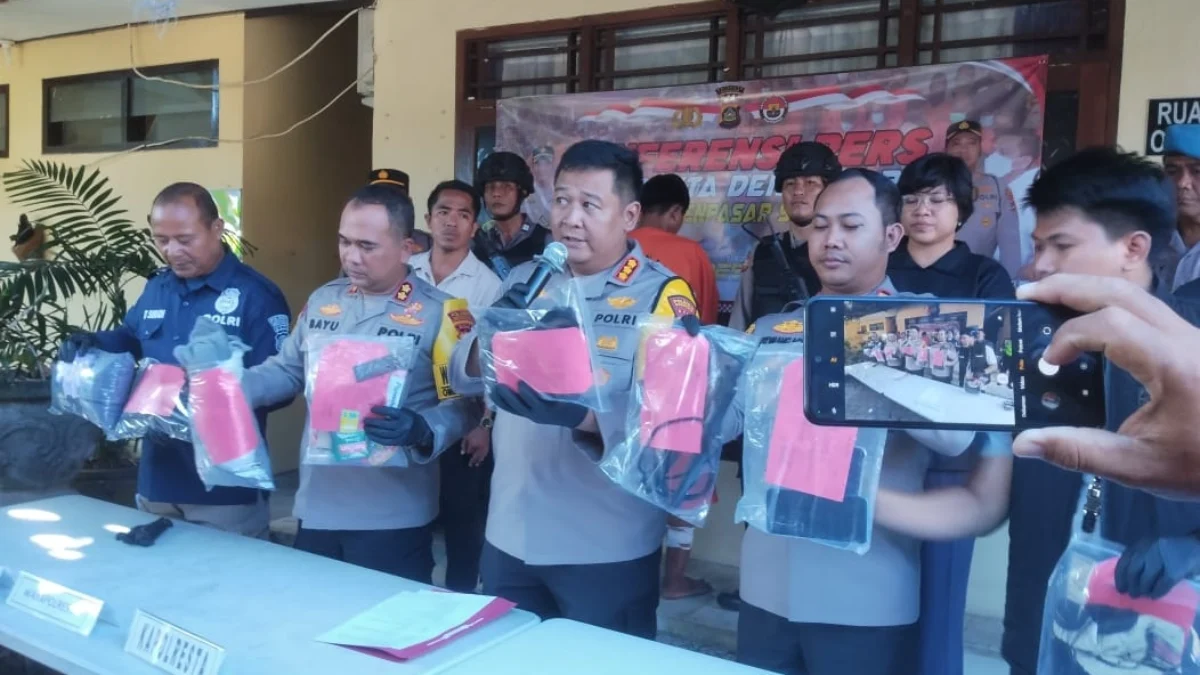 Kapolresta Denpasar Kombes Pol Wisnu Prabowo menunjukkan sejumlah barang bukti yang digunakan AJ pria asal Kota Banjar untuk membunuh seorang PSK di Bali. (istimewa)