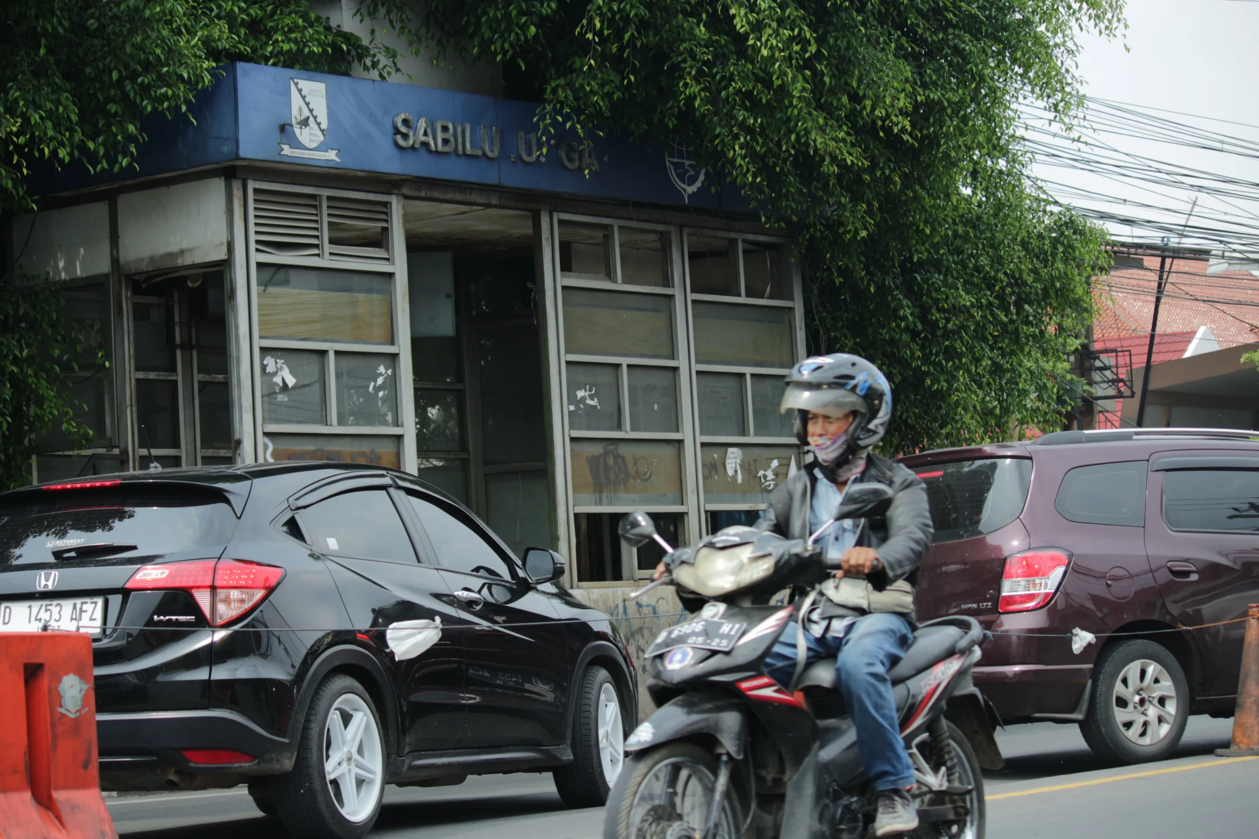 Halte bus TMB di Jalan Raya Cinunuk, Kecamatan Cileunyi, Kabupaten Bandung rusak tak berfungsi hingga kondisinya rusak dan kumuh. (Pandu Muslim/Jabar Ekspres)