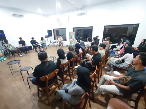 AHS dan tiga konten kreator ternama saat berdiskusi dengan Gen Z dan kaum milenial di Kota Banjar, Sabtu 4 Mei 2024 malam. (Cecep Herdi/Jabar Ekspres)