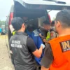 Jenazah Ceuceu (kantong biru) saat dibawa oleh pihak kepolisan. Dok Humas Polres Sukabumi