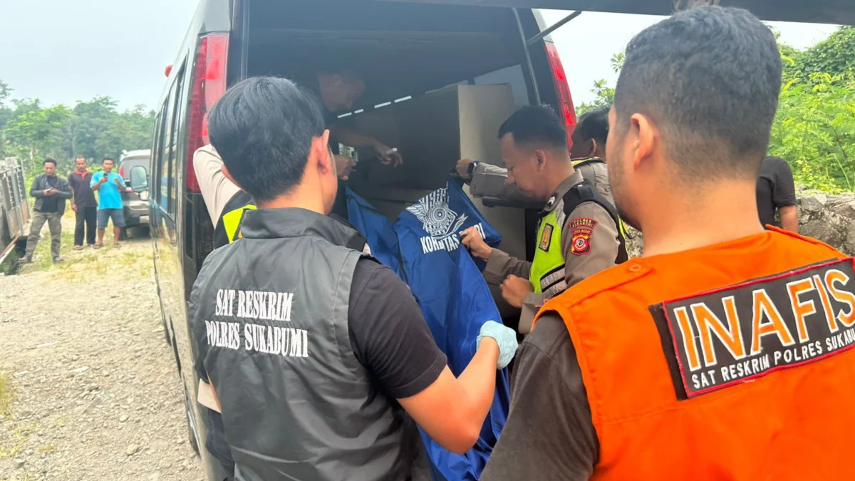 Jenazah Ceuceu (kantong biru) saat dibawa oleh pihak kepolisan. Dok Humas Polres Sukabumi