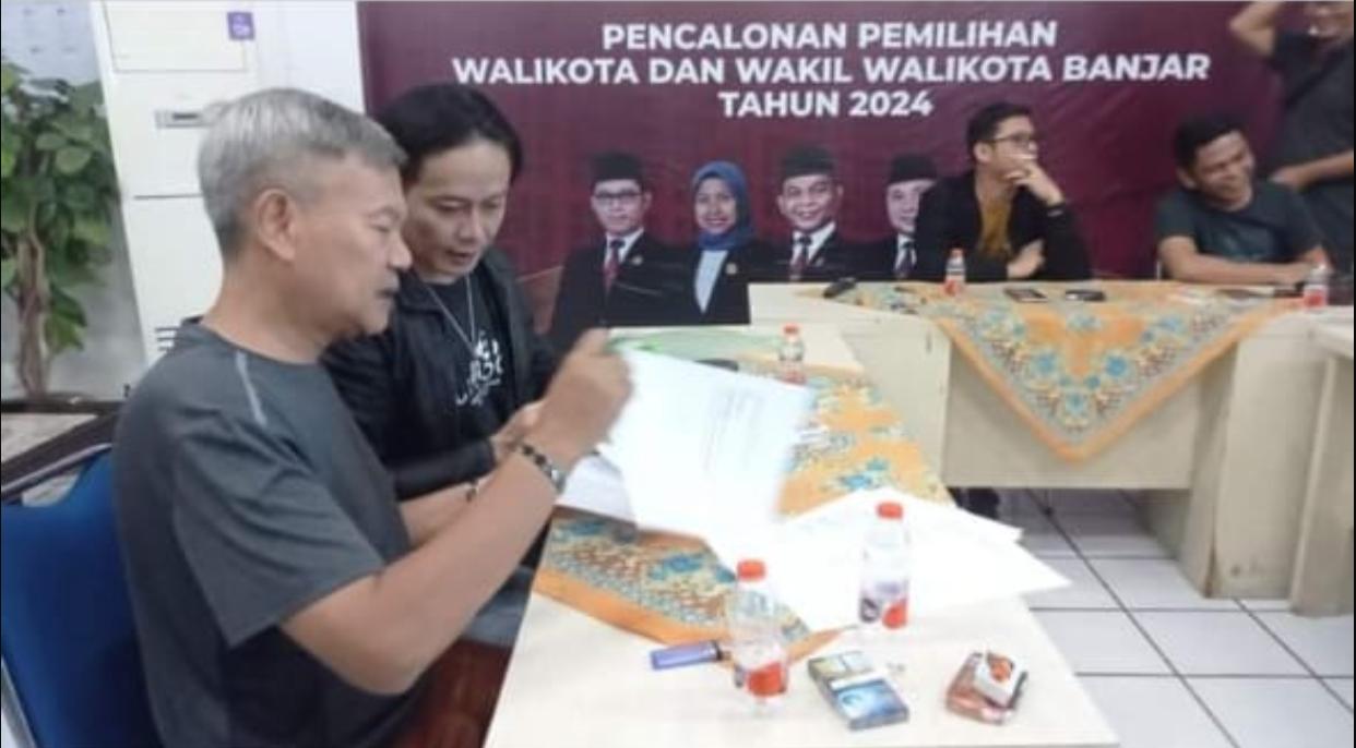 H Akhmad Dimyati dan Alam Mbah Dukun mendaftar ke KPU Kota Banjar dari jalur perseorangan dalam Pilkada Kota Banjar tahun 2024, Minggu 12 Mei 2024 dini hari. (Istimewa)