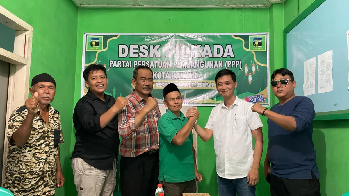Atet Hadiyana (dua dari kanan) saat bersilaturahmi dengan pengurus Desk Pilkada DPC PPP Kota Banjar, Sabtu 25 Mei 2024. (Cecep Herdi/Jabar Ekspres)