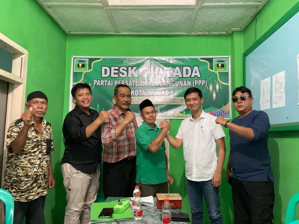 Atet Hadiyana (dua dari kanan) saat bersilaturahmi dengan pengurus Desk Pilkada DPC PPP Kota Banjar, Sabtu 25 Mei 2024. (Cecep Herdi/Jabar Ekspres)