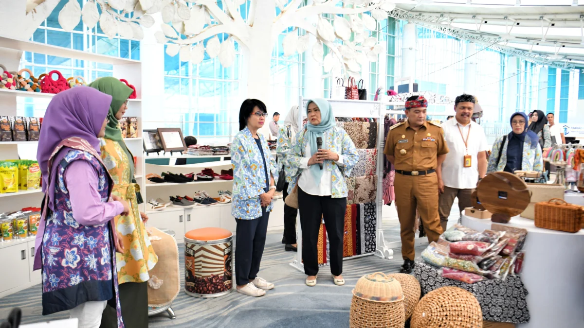 Amanda Soemedi Bey Machmudin Resmikan Kerabat Store di Bandara Kertajati