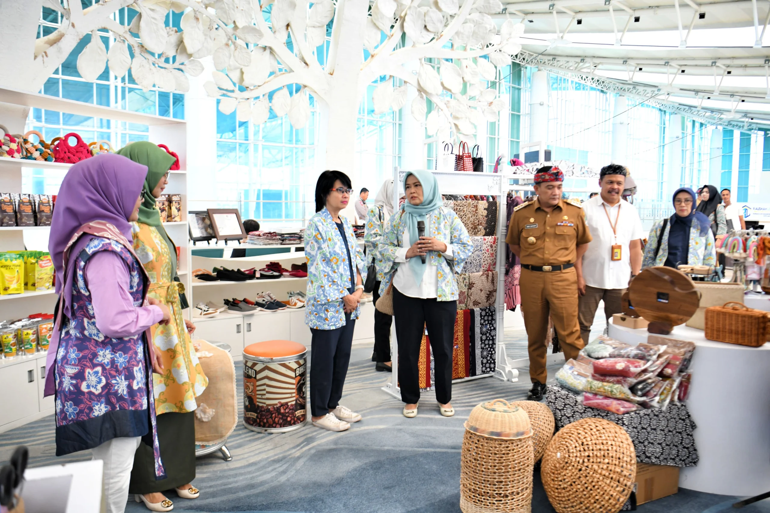 Amanda Soemedi Bey Machmudin Resmikan Kerabat Store di Bandara Kertajati