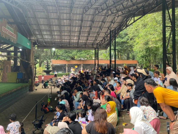 Kondisi terkini Kebun Binatang Bandung atau Bandung Zoo dalam momen libur panjang Kenaikan Isa Al Masih, pada Jumat (10/5). (Nizar/Jabar Ekspres)