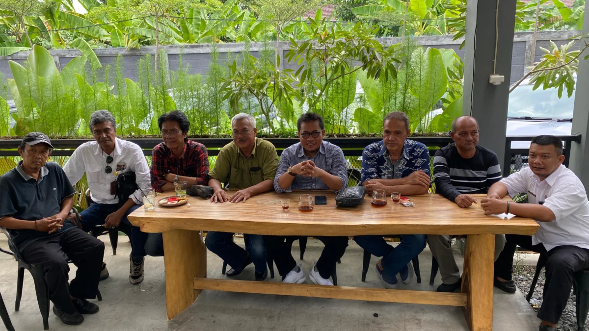 Para anggota Forum Peningkatan Status Kota Banjar berkumpul di salah satu cafe di Kota Banjar, Rabu 15 Mei 2024. Mereka menyoroti soal kebijakan pemotongan TPP ASN dan P3K. (Cecep Herdi/Jabar Ekspres)