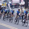 Wakapolres Banjar Kompol Dani Prasetya nampak ikut mengamankan jalur yang dilewati atlet Cycling de Jabar 2024 di Jalan Letjen Soewarto Kota Banjar, Sabtu 25 Mei 2024. (Cecep Herdi/Jabar Ekspres)