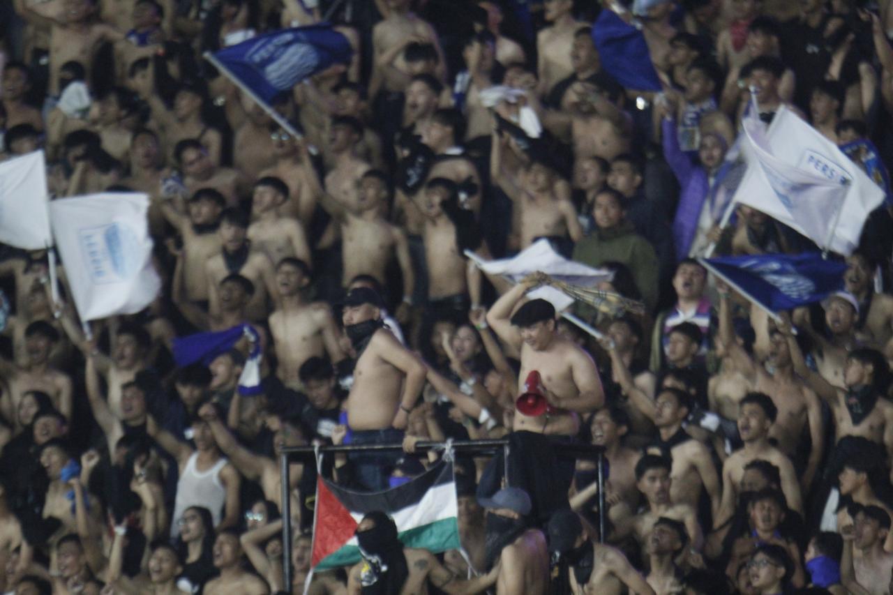 Potret Bobotoh saat mendukung Persib di leg kedua kontra Bali United FC. (Sadam Husen / JE)