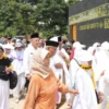 Ilustrasi para jemaah haji saat mengikuti rangkaian Bimsik di miniatur Makkah lingkup Pemda Bandung Barat.