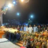 Ribuan warga memadati Alun-Alun Cicalengka pada Sabtu (18/5/2024) malam untuk menyaksikan pagelaran wayang golek, merayakan kemenangan Prabowo Subianto dan Gibran Rakabuming Raka sebagai Presiden dan Wakil Presiden terpilih dalam Pemilu 2024. Foto Istimewa