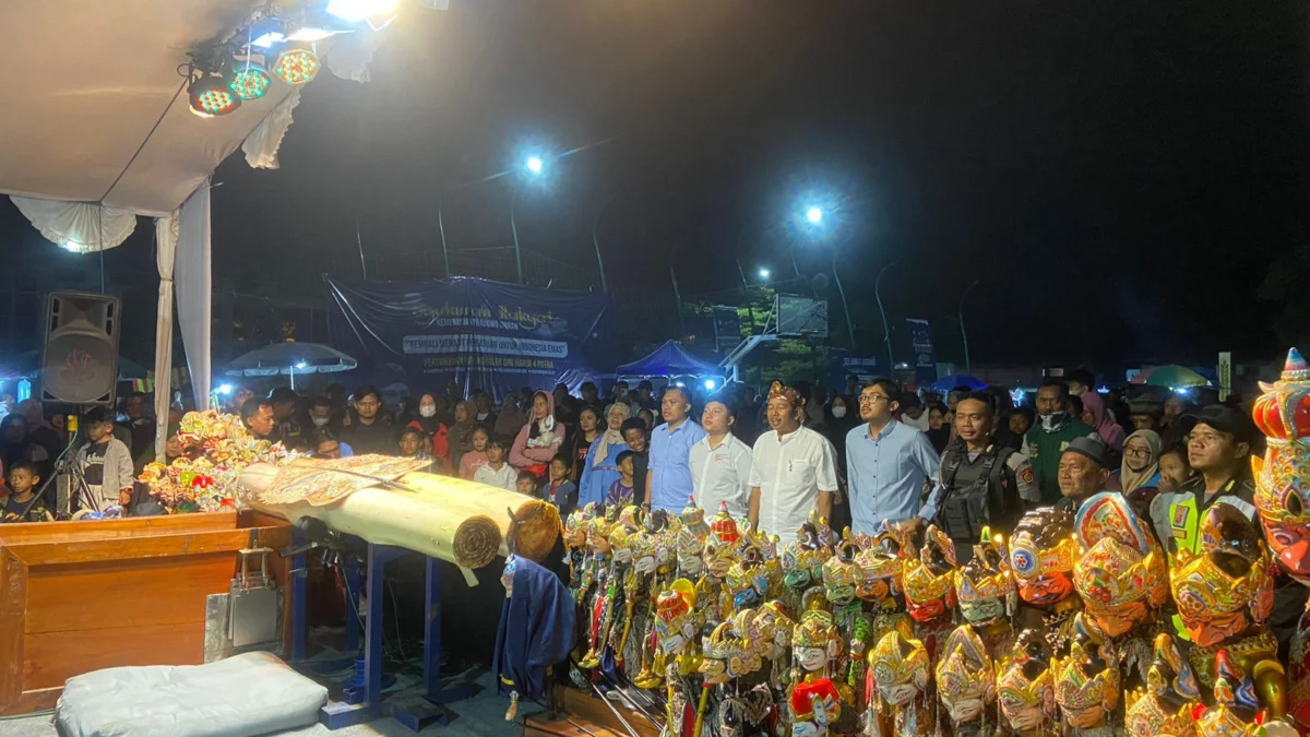Ribuan warga memadati Alun-Alun Cicalengka pada Sabtu (18/5/2024) malam untuk menyaksikan pagelaran wayang golek, merayakan kemenangan Prabowo Subianto dan Gibran Rakabuming Raka sebagai Presiden dan Wakil Presiden terpilih dalam Pemilu 2024. Foto Istimewa