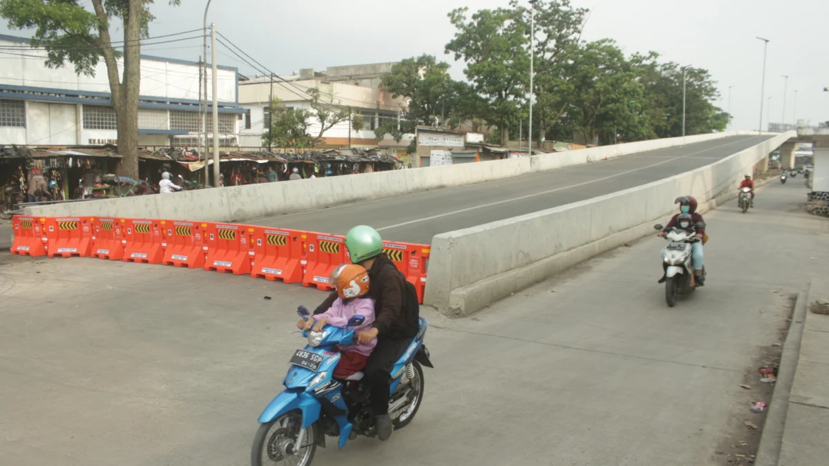 Masyarakat melewati akses menuju Flyover Ciroyom yang ditutup sementara oleh Dishub Kota Bandung, Jalan Arjuna Kota Bandung. (Pandu Muslim/Jabar Ekspres)