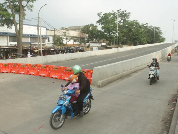 Masyarakat melewati akses menuju Flyover Ciroyom yang ditutup sementara oleh Dishub Kota Bandung, Jalan Arjuna Kota Bandung. (Pandu Muslim/Jabar Ekspres)