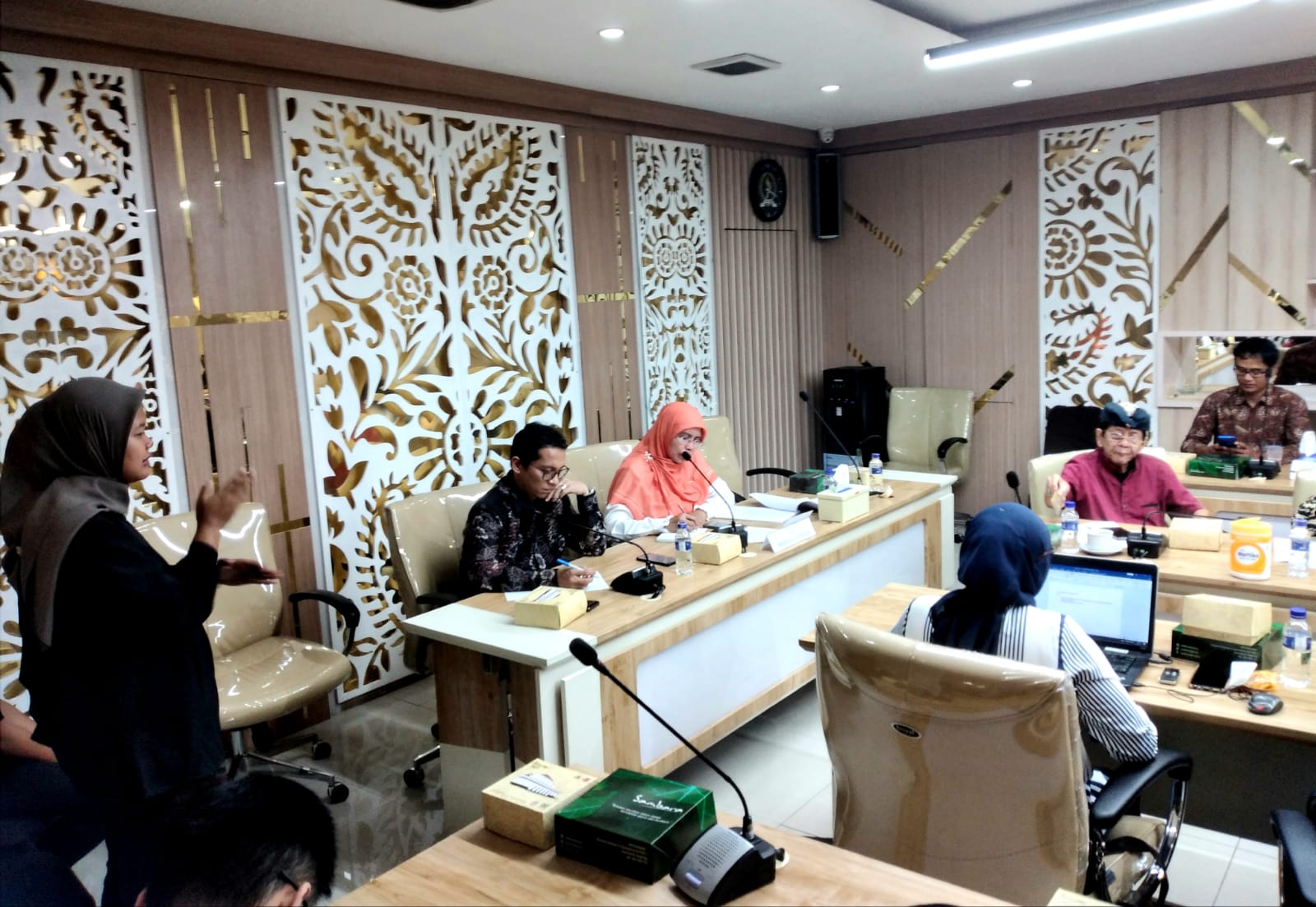 Hearing Pansus II DPRD Jabar bersama perwakilan disabilitas, Senin (20/5). Rapat dengar pendapat itu turut dihadirkan penerjemah bahasa isyarat.