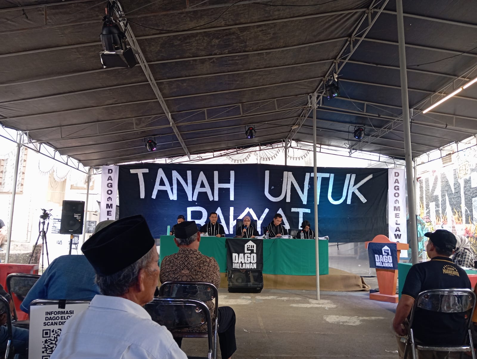 Persidangan Rakyat tengah berlangsung di lapangan Bale RW 02, Dago Elos, pada Selasa (21/5). Dalam hal ini, hakim bersama warga sebagai pemohon sedang menguji kembali fakta putusan pengadilan yang janggal.