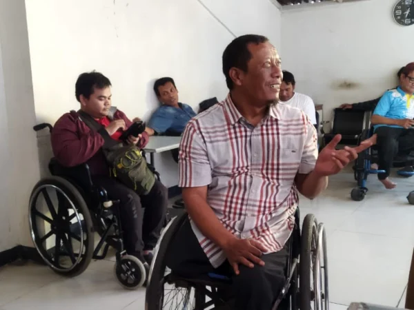 Djumono (56), seorang tokoh aktivis disabilitas yang sempat mencalonkan diri dalam kontestasi Dewan Perwakilan Daerah (DPD) Jabar 2024. (Nizar/Jabar Ekspres)
