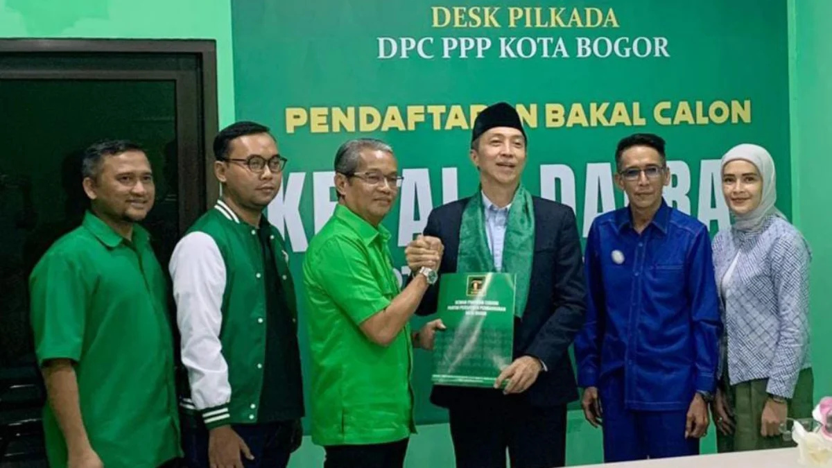 Dedie A. Rachim saat menyerahkan formulir penjaringan pendaftaran Bacawalkot Bogor ke kantor DPC PPP Kota Bogor, Selasa (21/5). (Yudha Prananda / Jabar Ekspres)
