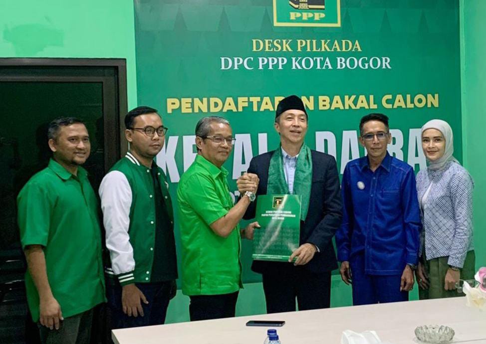 Dedie A. Rachim saat menyerahkan formulir penjaringan pendaftaran Bacawalkot Bogor ke kantor DPC PPP Kota Bogor, Selasa (21/5). (Yudha Prananda / Jabar Ekspres)