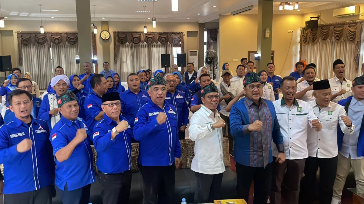 Partai Demokrat resmi mendeklarasikan koalisinya dengan Partai Kebangkitan Bangsa (PKB) untuk mengusung Dadang Supriatna sebagai calon Bupati Bandung pada Pilkada 2024 yang berlangsung di Ciparay, Minggu (19/5). Foto Agi Jabar Ekspres